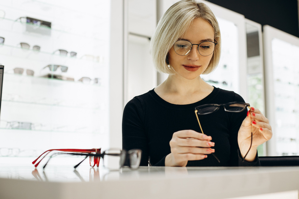 Choosing the women's eyeglasses for Small Faces: A Comprehensive Guide