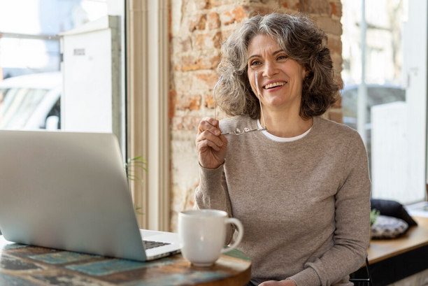 A Detailed Guide to Finding Glasses Frames for Older Women