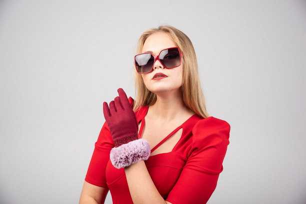 Taylor Swift wear red glasses Taylor Swift wear red glasses