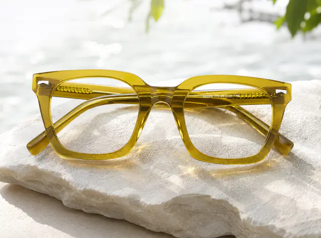 Rather than relying on a single source of inspiration, we look at how people wear glasses in real life