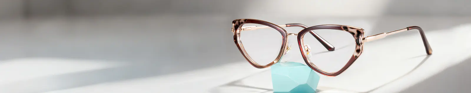 Bold Geometric Glasses for a Modern Statement Look