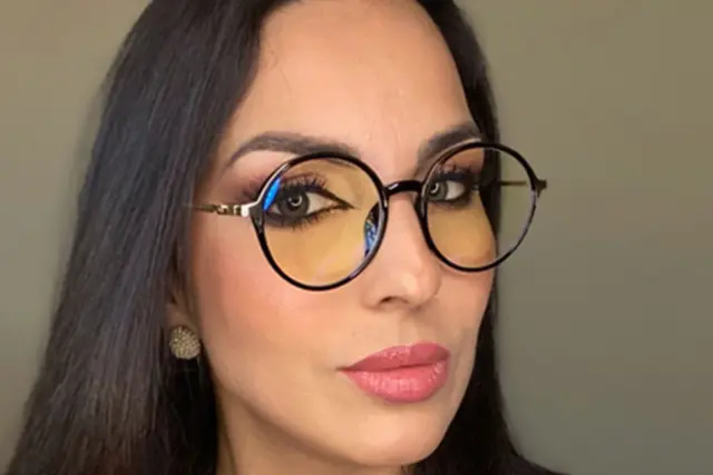 are-black-glasses-in-style