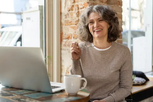 a-detailed-guide-to-finding-glasses-frames-for-older-women