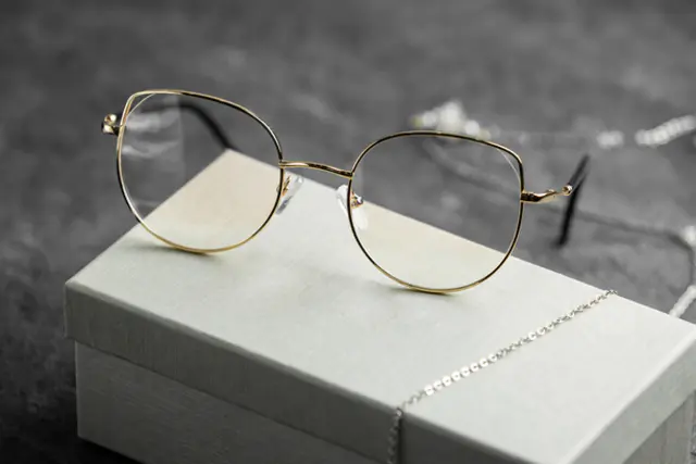 discover-efe-titanium-glasses-frames-strength-and-style-combined